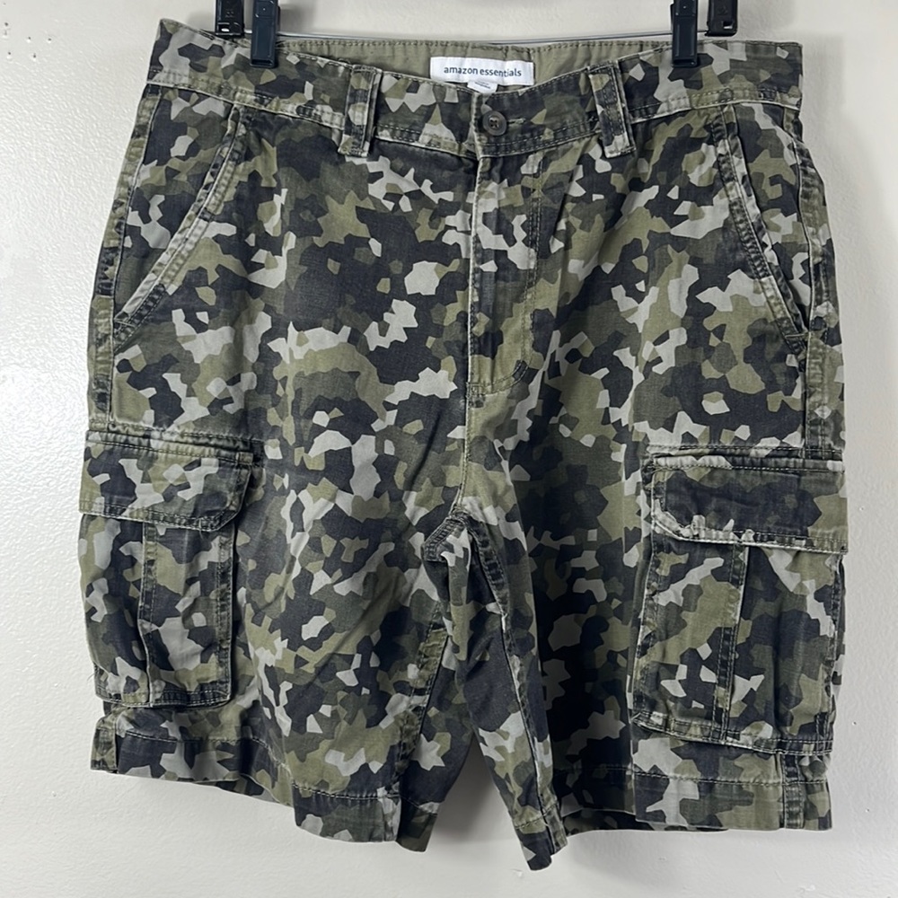 Amazon essentials cargo como shorts green/black camouflage men’s size 36